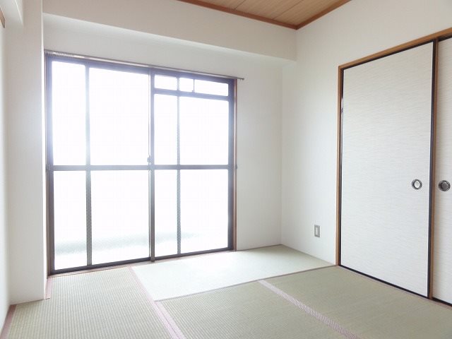 その他部屋・スペース　南向き6畳の和室です。