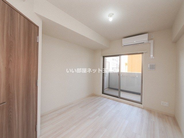 ワールドアイ難波南PORTAの居間写真