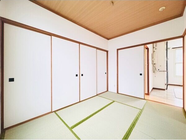 その他　隣のお部屋とはふすまで仕切られております。