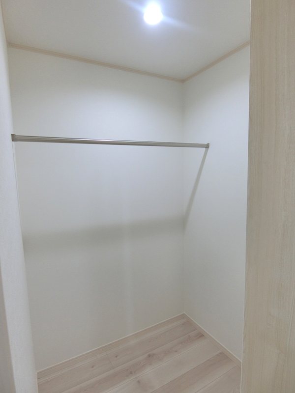 収納　たっぷり収納できるウォークインクローゼット付き！