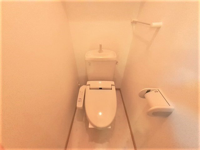 トイレ　落ち着いた色調のトイレです