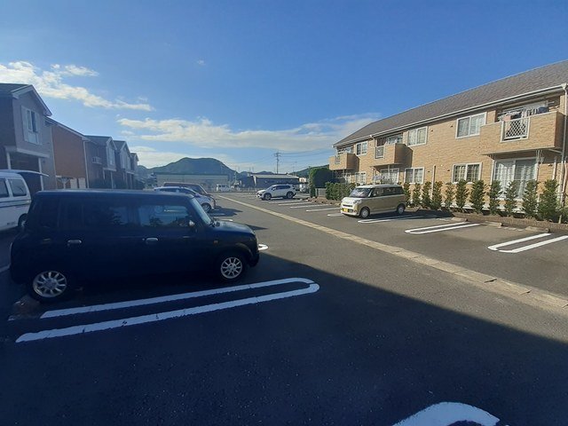 駐車場　駐車場があるので、車を買う予定の方も安心です