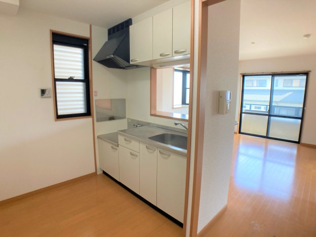 キッチン　別部屋同一間取りのお写真となります