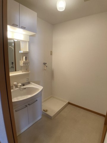 洗面設備　別部屋同一間取りのお写真となります