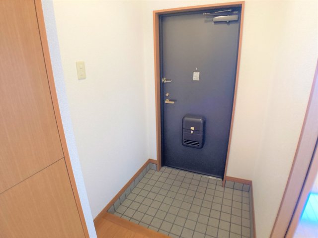 玄関　別部屋同一間取りのお写真となります