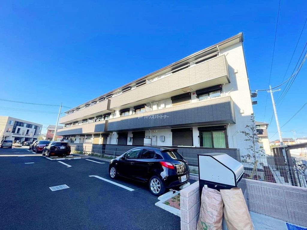 建物外観　駐車場