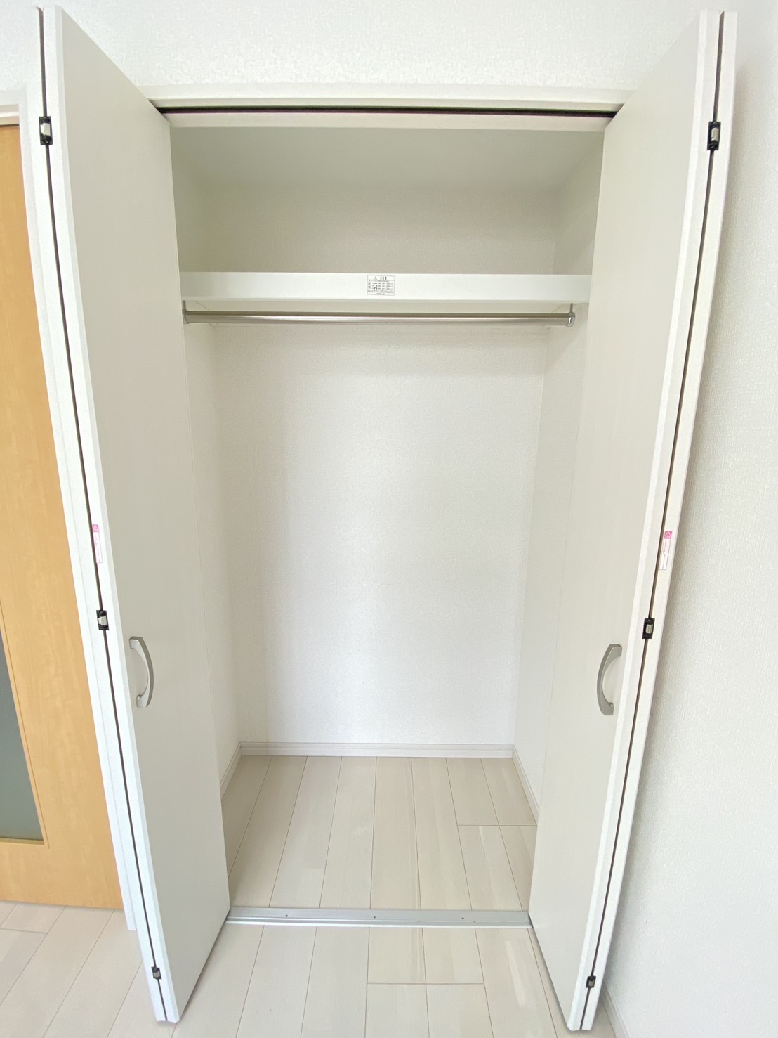 収納　クローゼットにはうれしいハンガーパイプ設置で収納力アップです