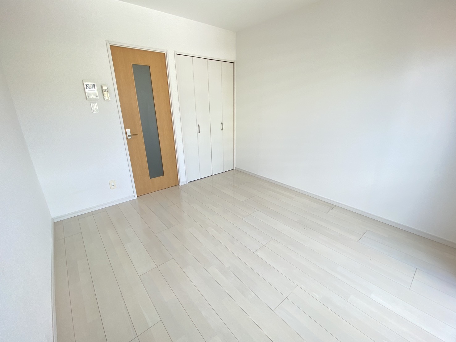 居室・リビング　白を基調とした内装です♪