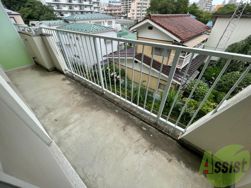 バルコニー　バルコニーは幅もしっかりあって洗濯物がはかどりそうですね。