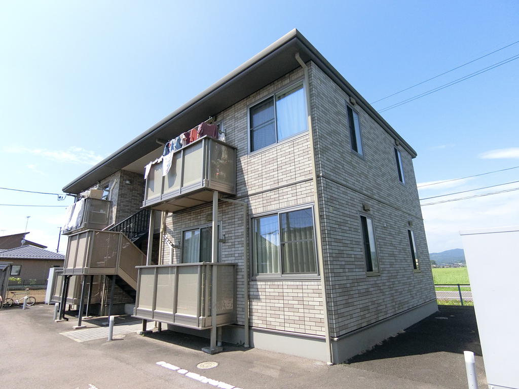 柴田郡柴田町槻木駅西のアパートの建物外観