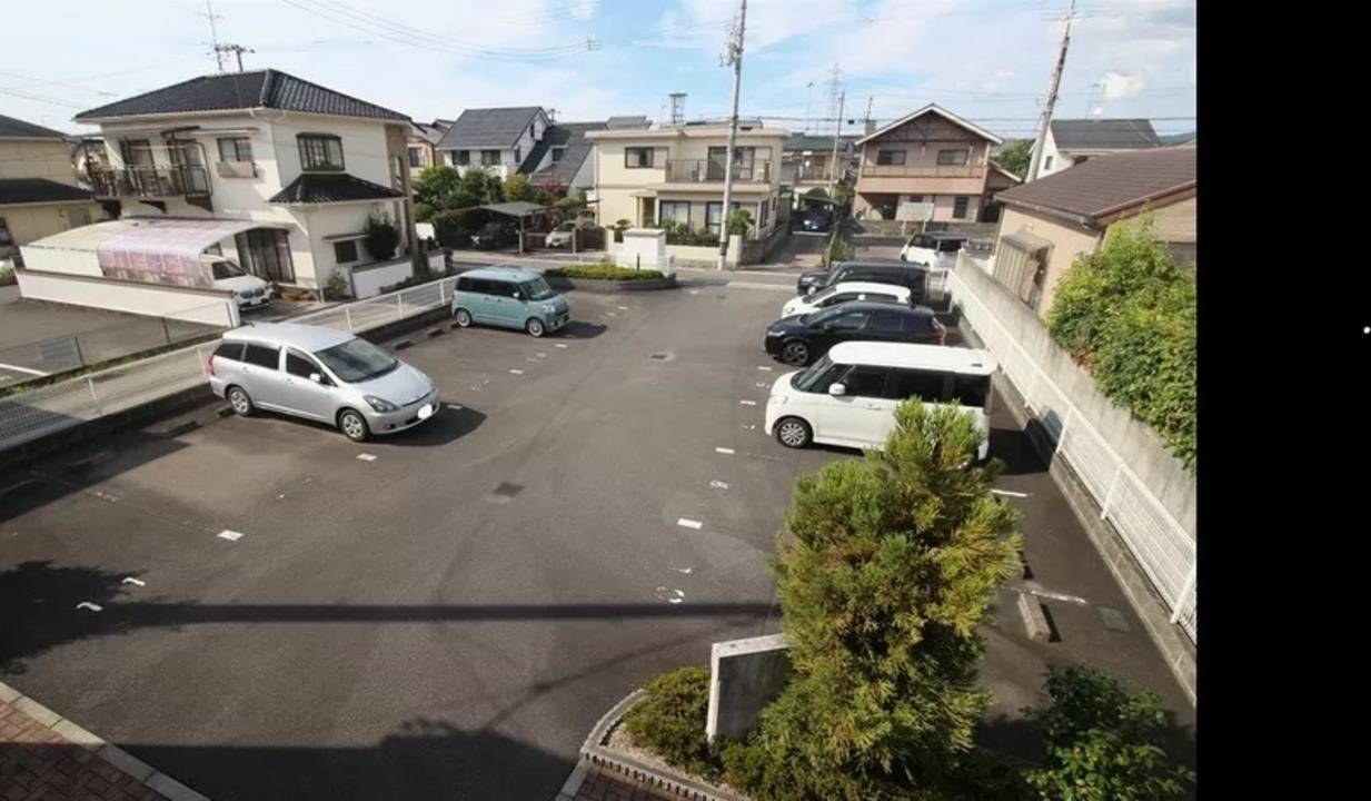 【松山市居相のアパートの駐車場】