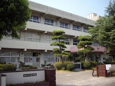 中学校　新居浜市立南中学校（中学校）まで661m