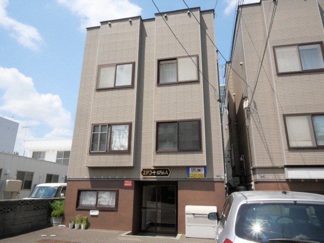 札幌市中央区北七条西のアパートの建物外観