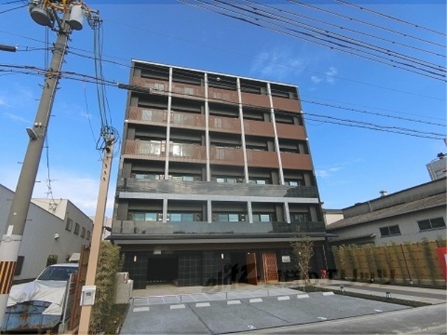 京都市南区上鳥羽苗代町のマンションの建物外観