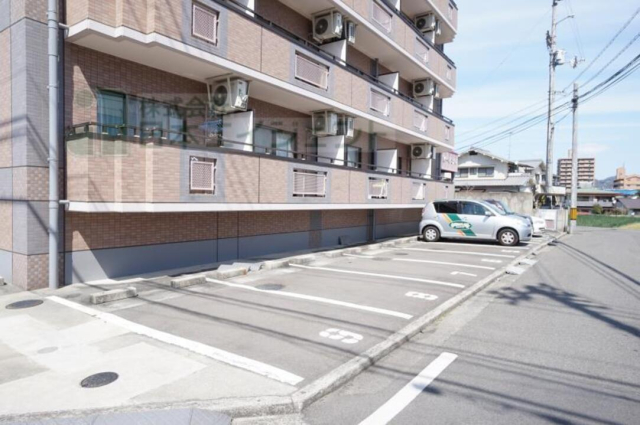 【松山市福音寺町のマンションの駐車場】