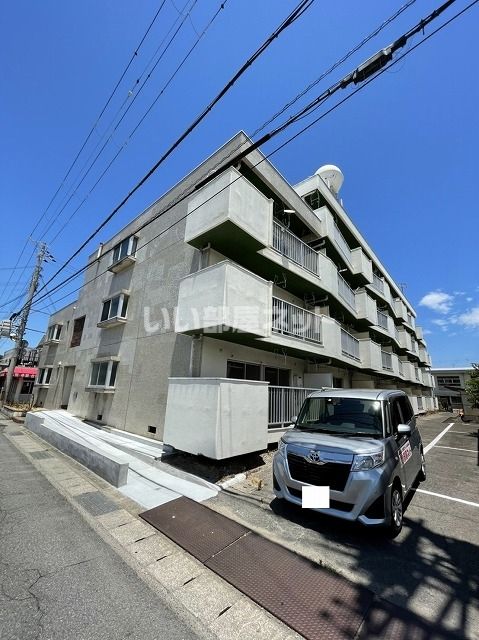 【和歌山市秋月のマンションの建物外観】