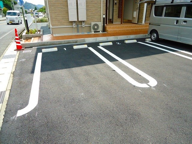 【アンジュの駐車場】