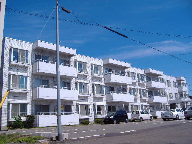 【札幌市北区篠路四条のマンションの建物外観】