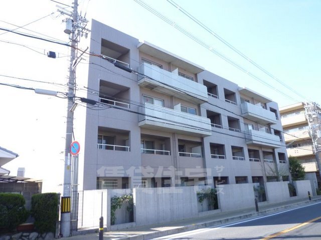 宇治市伊勢田町のマンションの建物外観