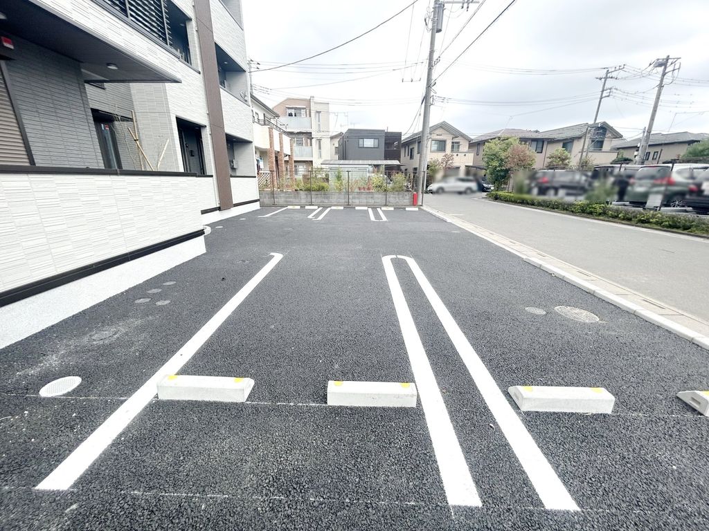 【越谷市新越谷のアパートの駐車場】