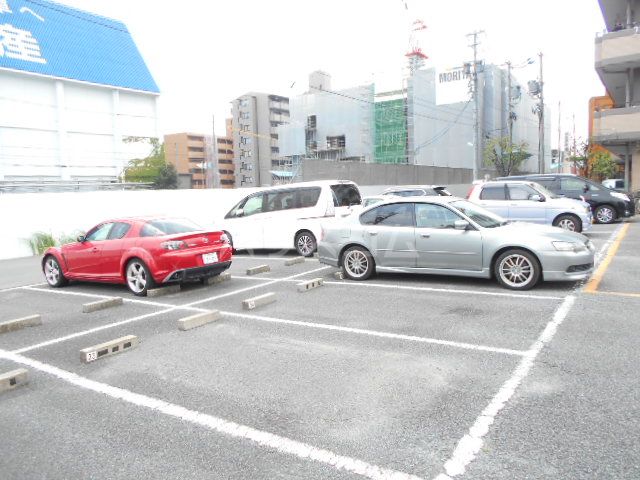 【名古屋市熱田区比々野町のマンションの駐車場】