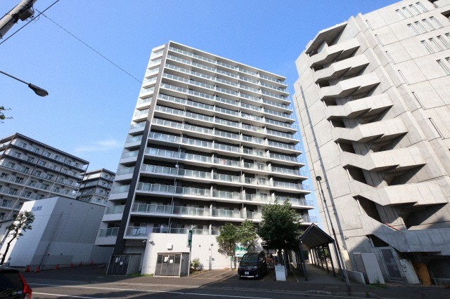 【札幌市中央区南六条東のマンションの建物外観】