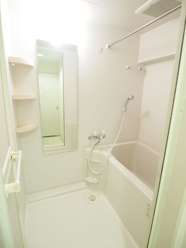 バス・シャワールーム　綺麗な浴室。棚があり便利です。