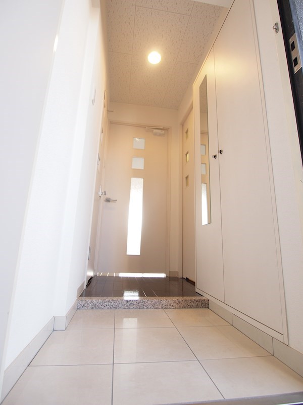 玄関　明るい玄関でお出迎え。