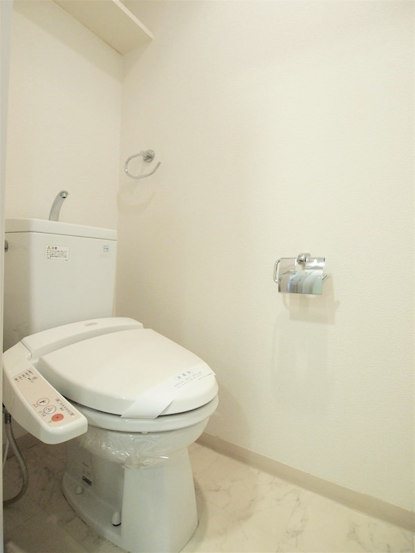 トイレ　ウォシュレット付なので、清潔感がありますね。