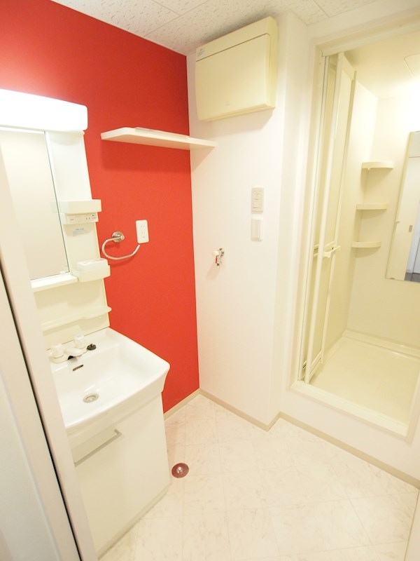 洗面設備　独立洗面台です。洗濯機置き場ももちろん室内。