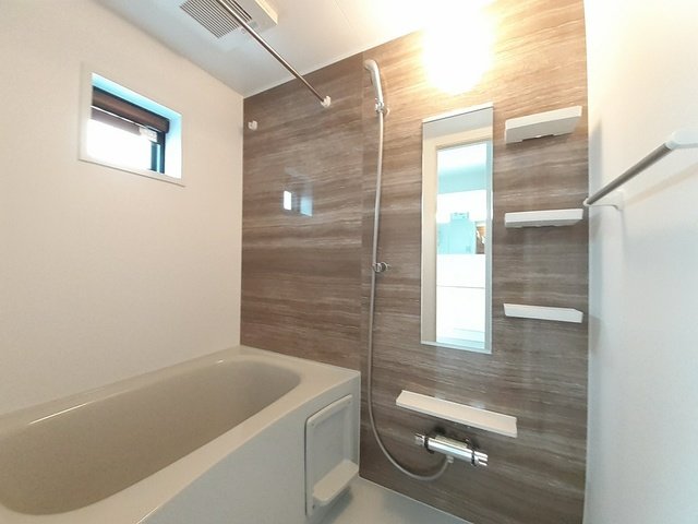 バス・シャワールーム　落ち着いた空間のお風呂です