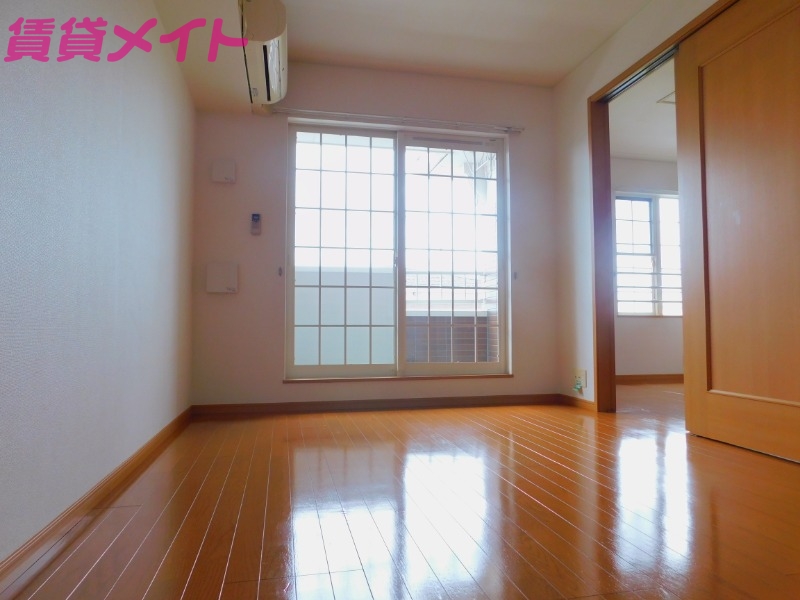 居室・リビング　別部屋参考写真です