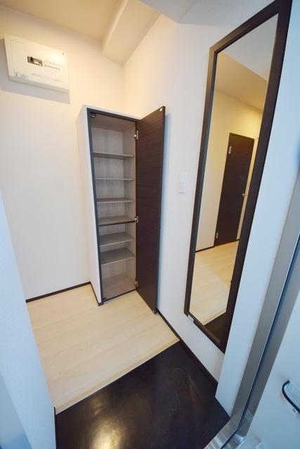 玄関　★シューズボックス・姿見付きの玄関です★