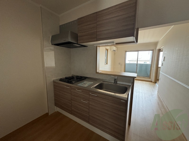 キッチン　キッチンは作業台もあり広めなので使いやすそうですね。