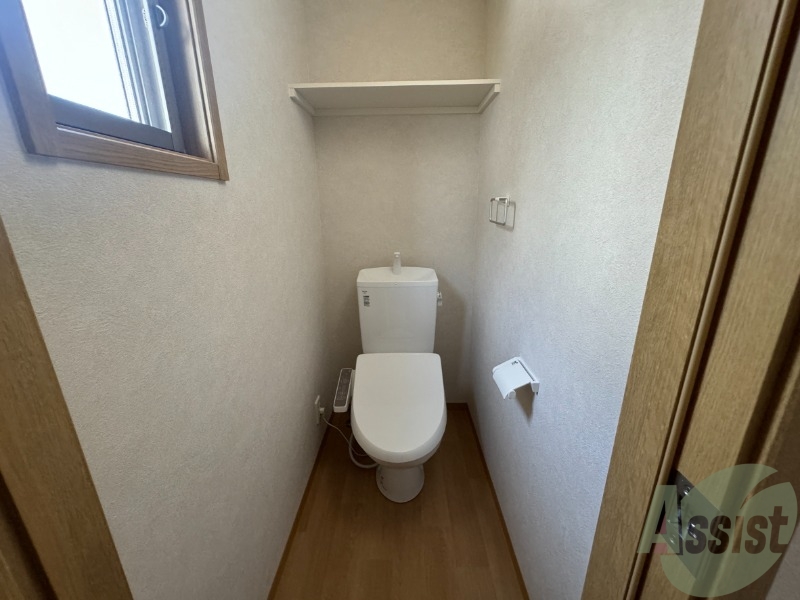 トイレ　トイレはウォシュレット機能付きです。安心して使用できますね。