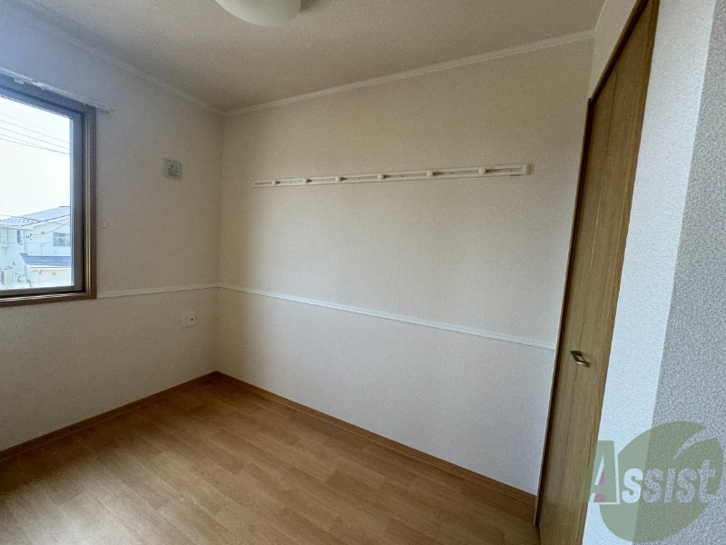 その他部屋・スペース　寝室になりそうな洋室を撮影しました。シングルベッドを置けます