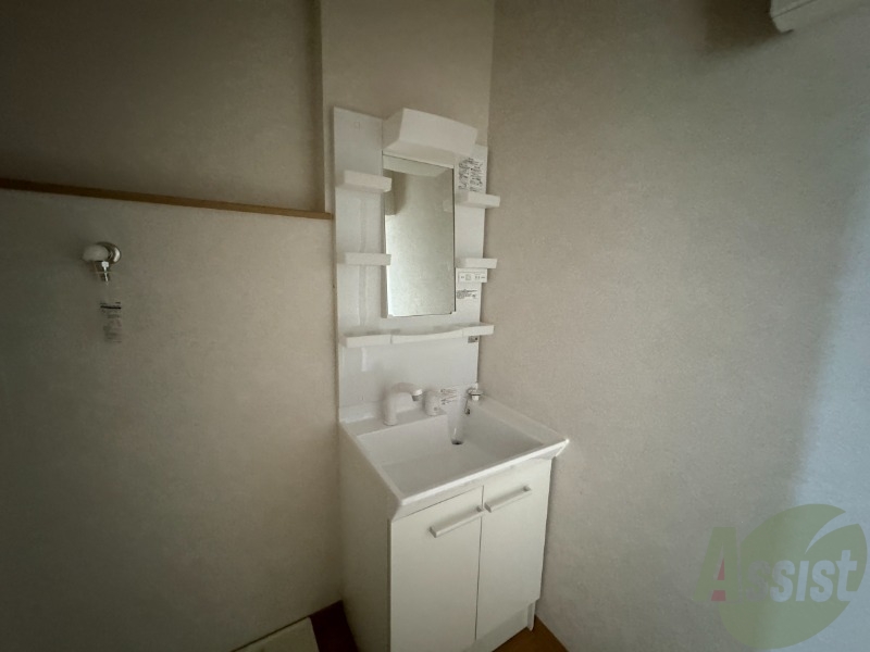 洗面設備　洗面台はシンプルなつくりで手入れがしやすそうですね。