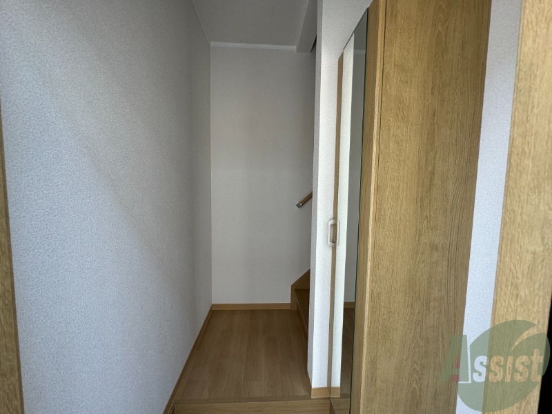 玄関　玄関からの様子です。すぐ部屋が見えないのは安心ですね。