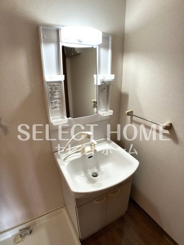 洗面設備　朝の身支度には欠かせない独立洗面化粧台 同型タイプ