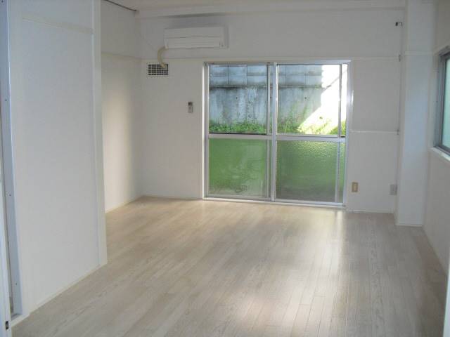 居室・リビング　キレイで広い洋室！