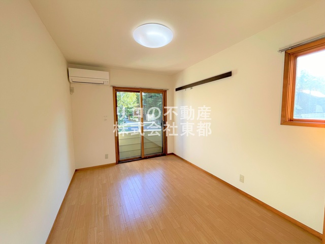 居室・リビング　２面採光なので、明るく風通しのよい過ごしやすいお部屋です♪