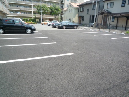 駐車場　敷地内駐車場（空き確認要）