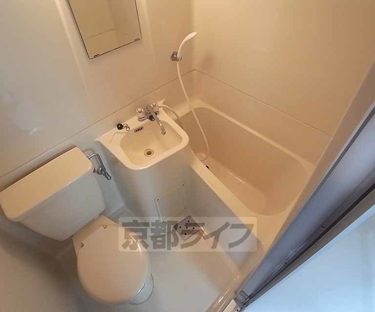 バス・シャワールーム　ユニットタイプの浴室です。