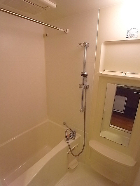 バス・シャワールーム　お風呂・トイレ別のセパレートはいいですね。