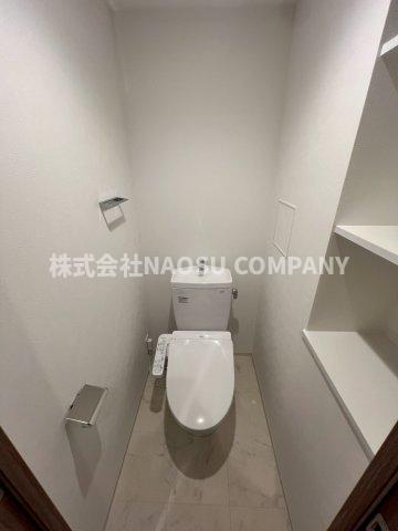 トイレ　落ち着いた色調のトイレです