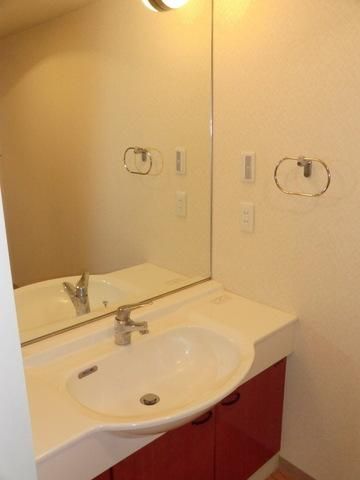 洗面設備　大型ミラーの洗面台