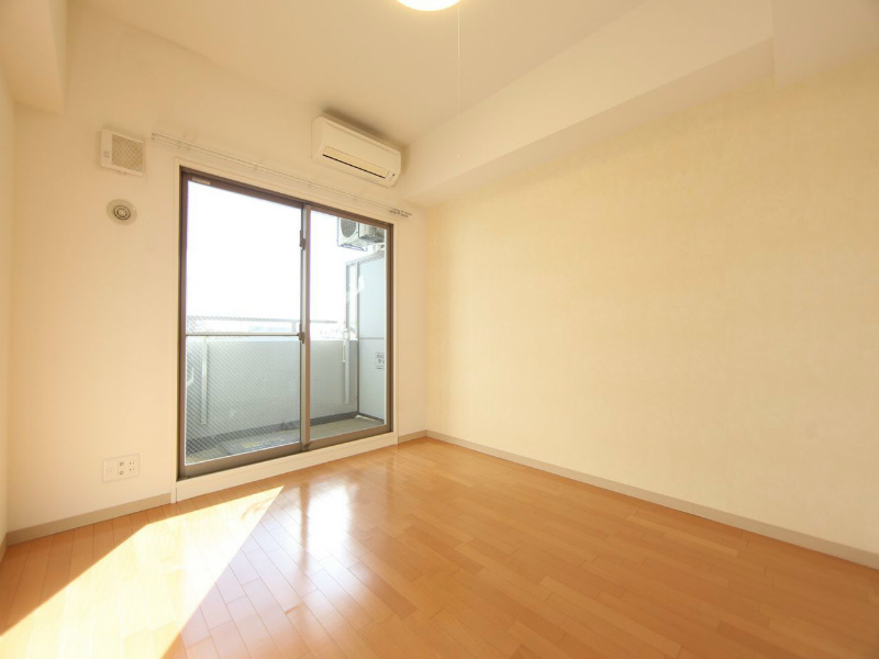 バルコニー　洋室6.8帖　南向きバルコニー　エアコン付