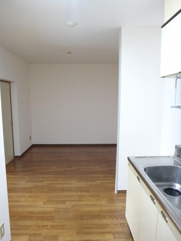 居室・リビング　多くの収納スペースを備えたキッチン