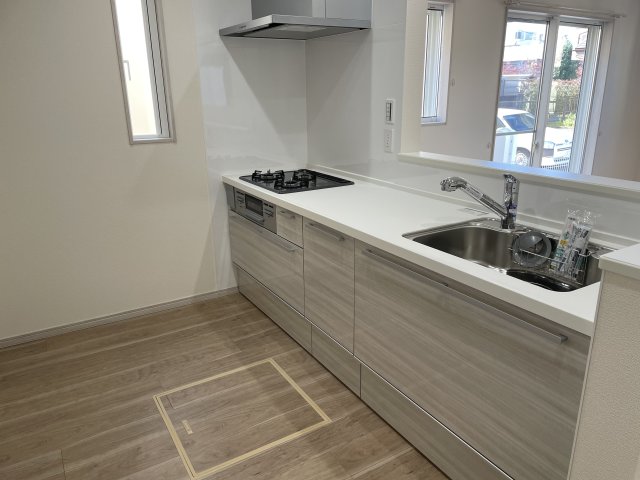 キッチン　床下収納付きでございます。ガスコンロ３口グリルつきでございま