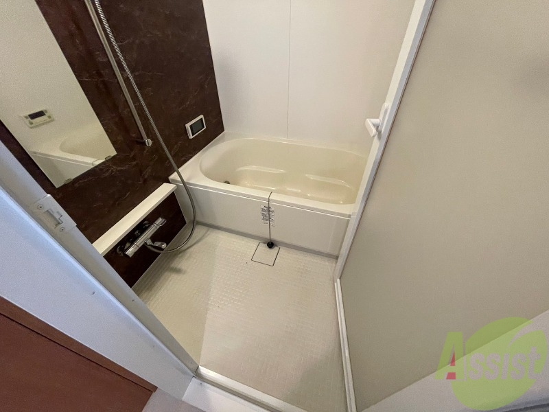 バス・シャワールーム　広々したお風呂で快適にくつろげそうです。